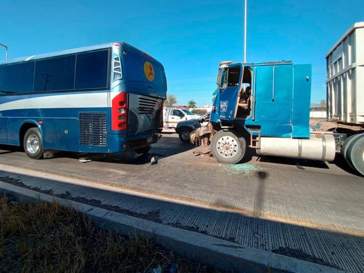 Diario del Yaqui Chocan tráiler y camión de pasajeros en tramo