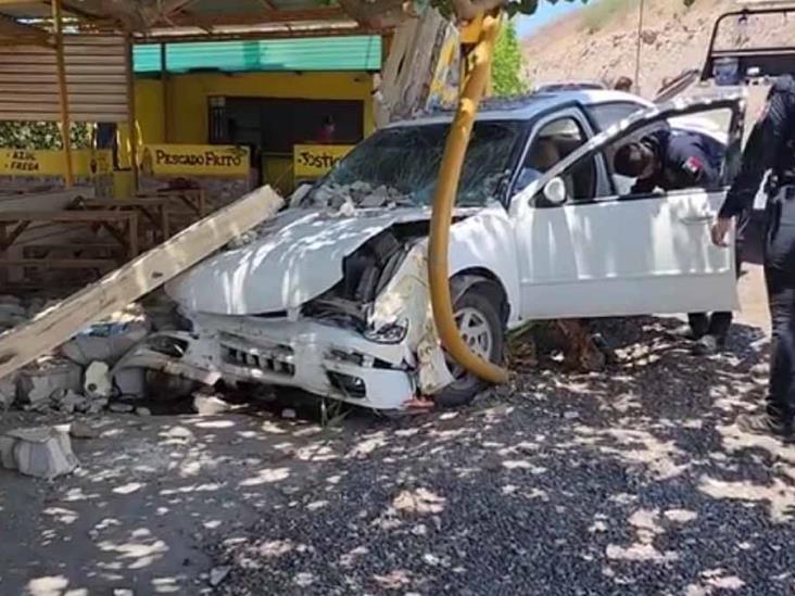 Diario del Yaqui Choca vehículo con puesto de cocos en Guaymas