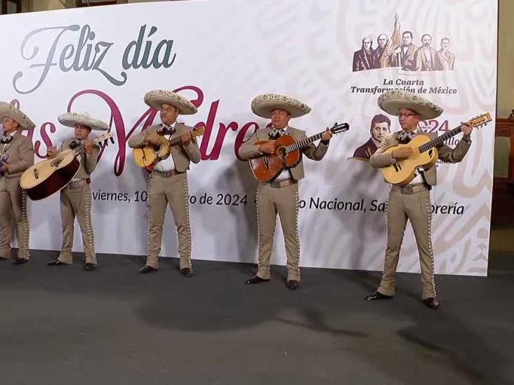 Diario Del Yaqui Hay Amor Eterno Para Ellas AMLO Felicita A Las