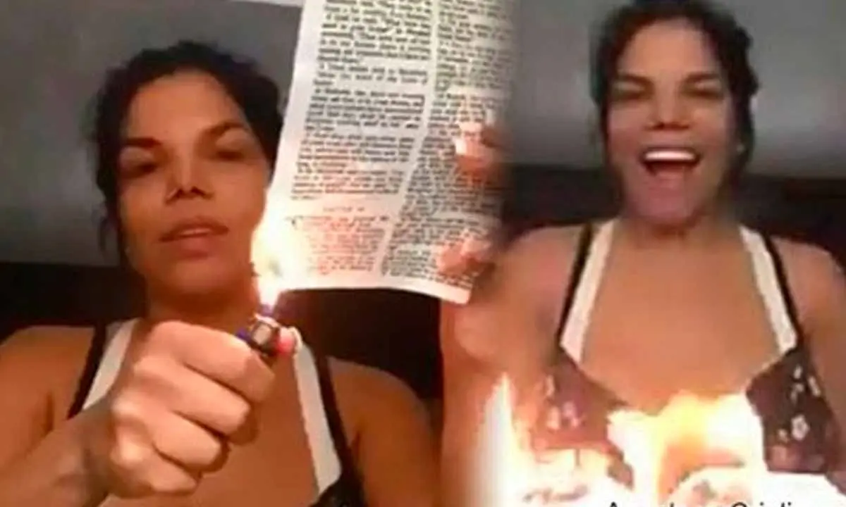 VIDEO: Actriz ATEA quema BIBLIA en vivo e insulta a CRISTIANOS