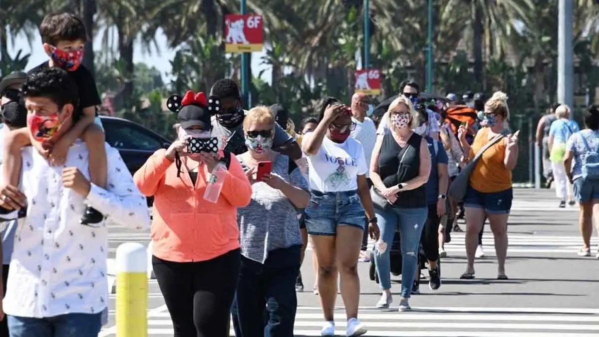 Disney reabre su puertas pese a aumento de contagios