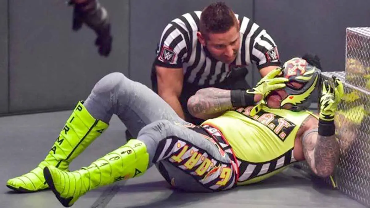En la pelea “Ojo por Ojo”, Rey Mysterio pierde el suyo