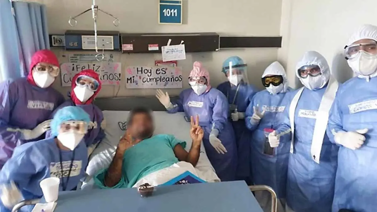 Médicos y enfermeras del IMSS le celebran cumpleaños a paciente de Covid-19