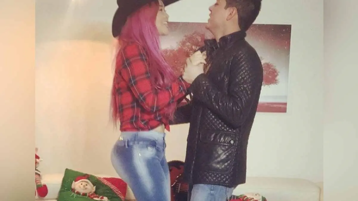 Famoso manosea a Gomita y le llueven críticas