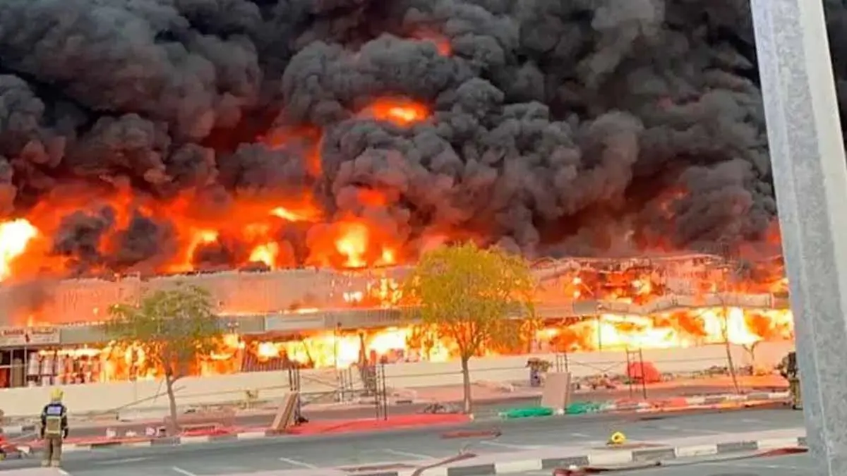 Video: Fuego arrasa con mercado en Emiratos Árabes
