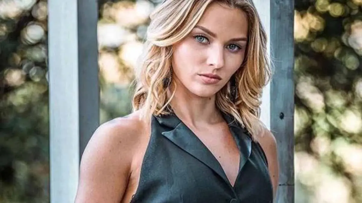 Irina Baeva luce su figura en bikini de animal print
