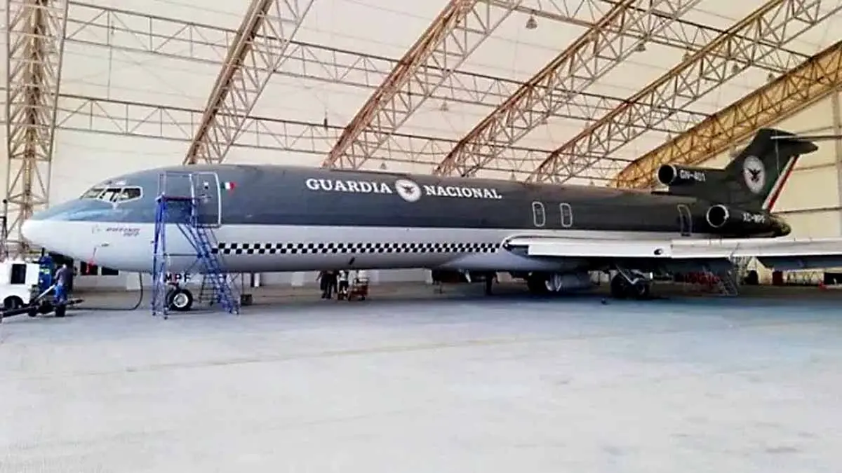 Pintan y dan mantenimiento a avión de Guardia Nacional