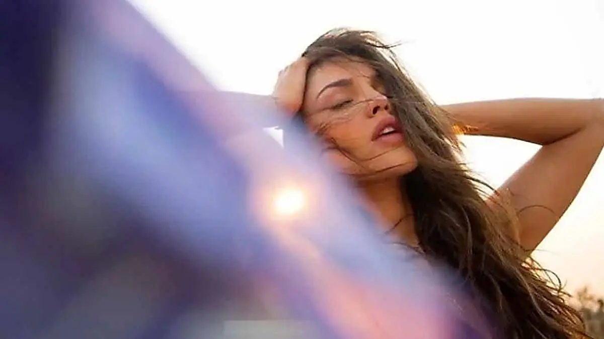 Eiza González se desnuda en el desierto