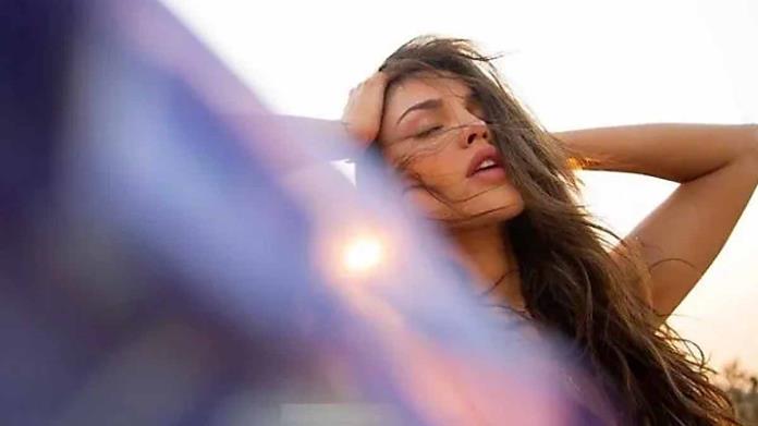 Eiza González se desnuda en el desierto