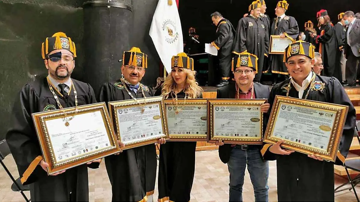 Cuestionan grado honoris causa a reporteros de la mañanera
