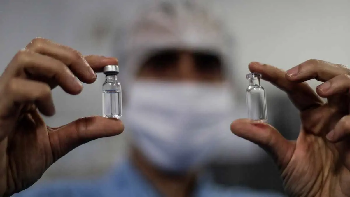 Detiene Johnson & Johnson ensayos de vacuna; un voluntario enfermó