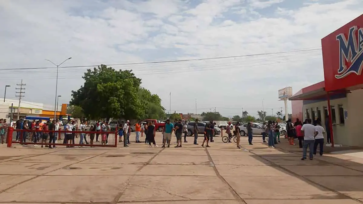 Madrugan por un boleto para inauguración de la MexPac
