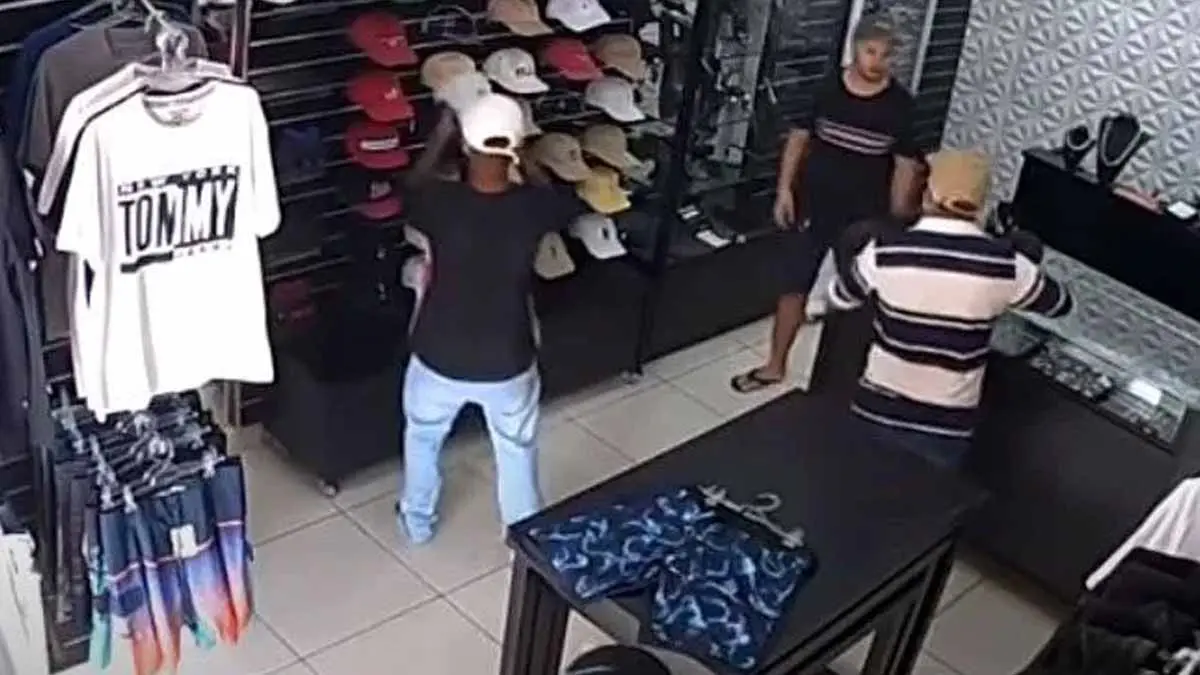 VIDEO: Dueño de tienda se defiende y asesina a tres ladrones