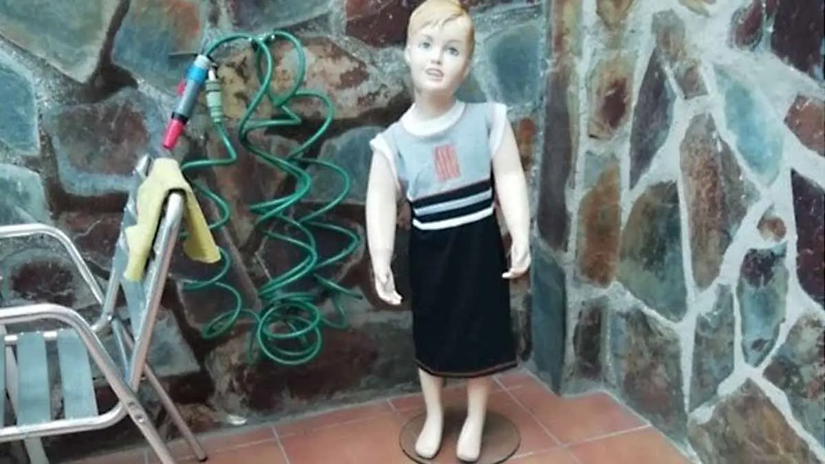 Mujer pone a la venta maniquí de niña: asegura que está poseído