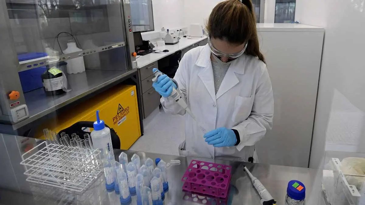 Vacuna anticovid AstraZeneca es potente en adultos mayores