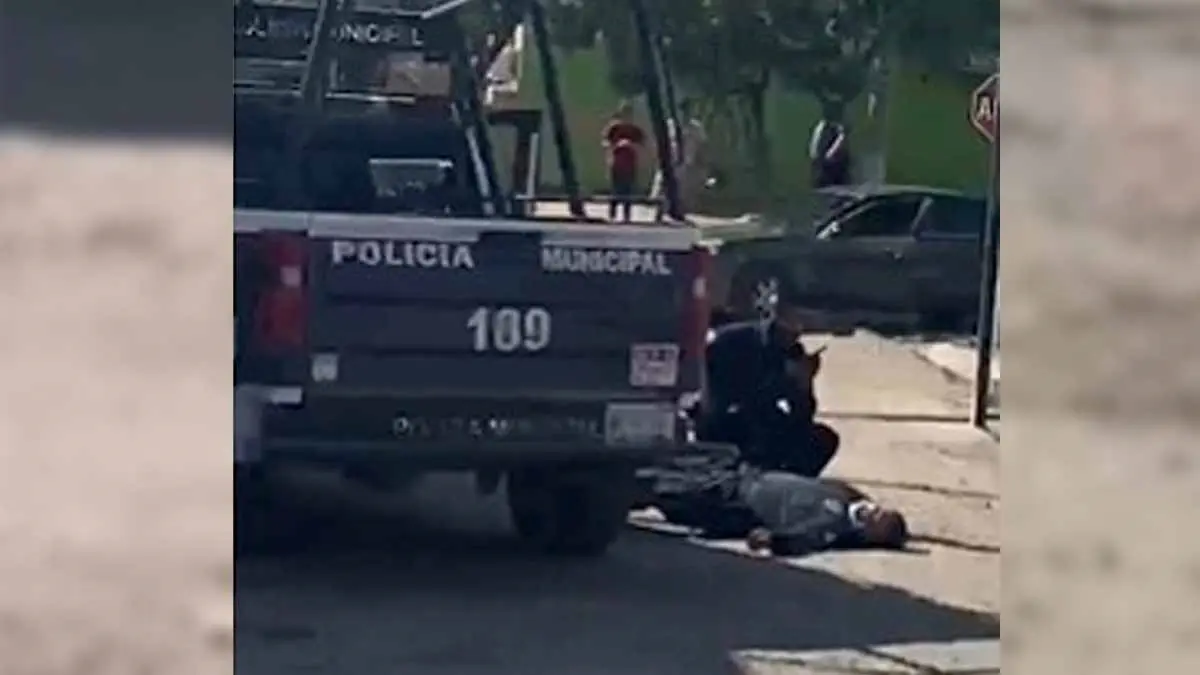 Policía repele agresión para proteger a su compañero herido