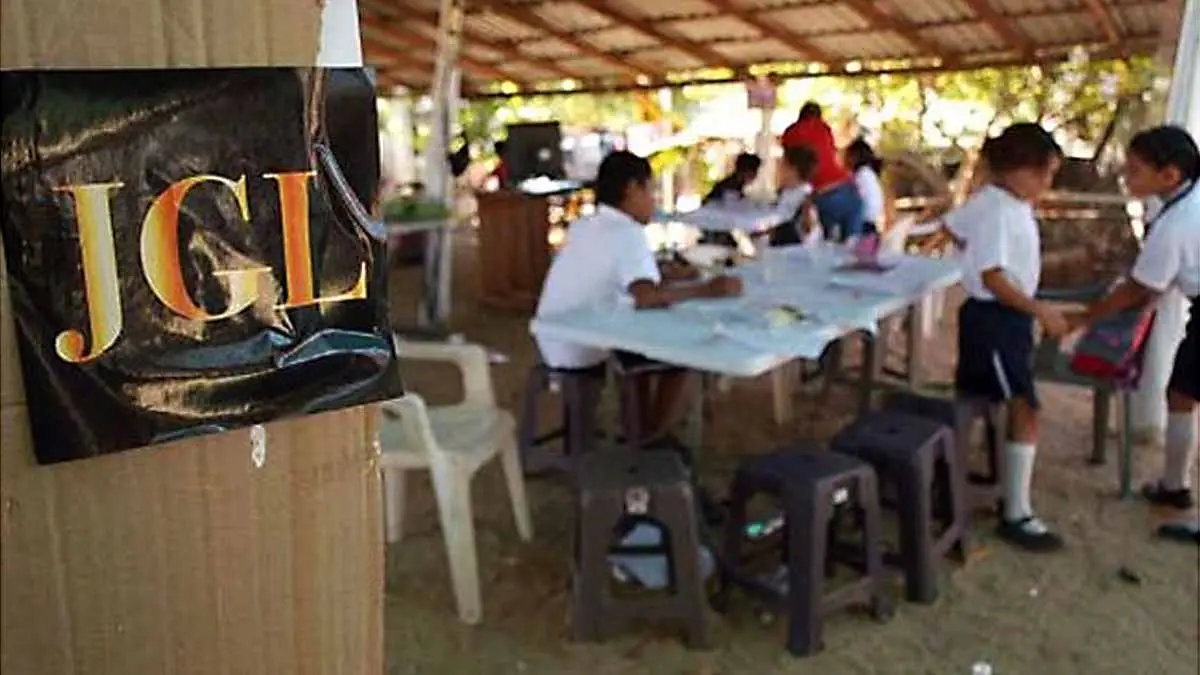 Los Chapitos equipan escuela en una colonia pobre de Culiacán