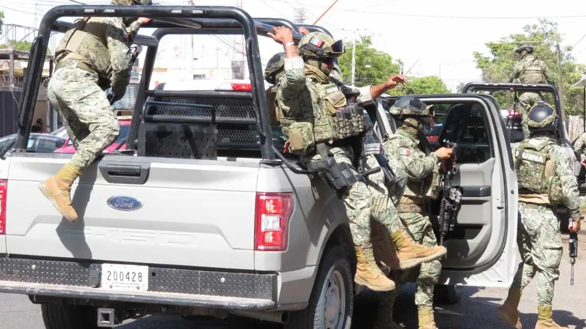 Aseguran a tres personas armadas