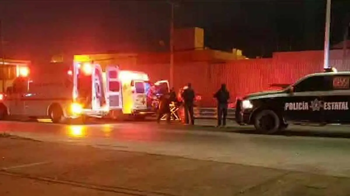 Arrojan a 2 adolescentes baleados de vehículo en movimiento