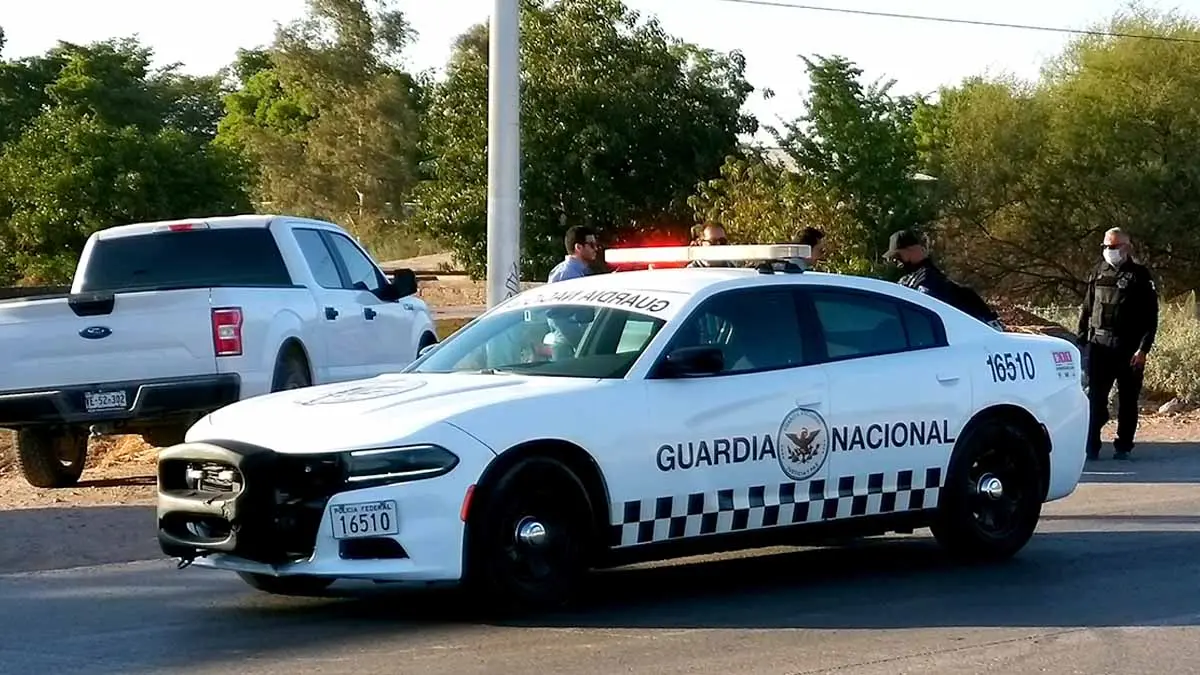 Balean a un automovilista en plena carretera