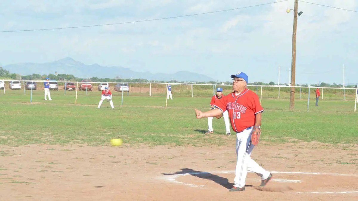 Le pega Químicos al actual campeón en el Softbol de los Médicos