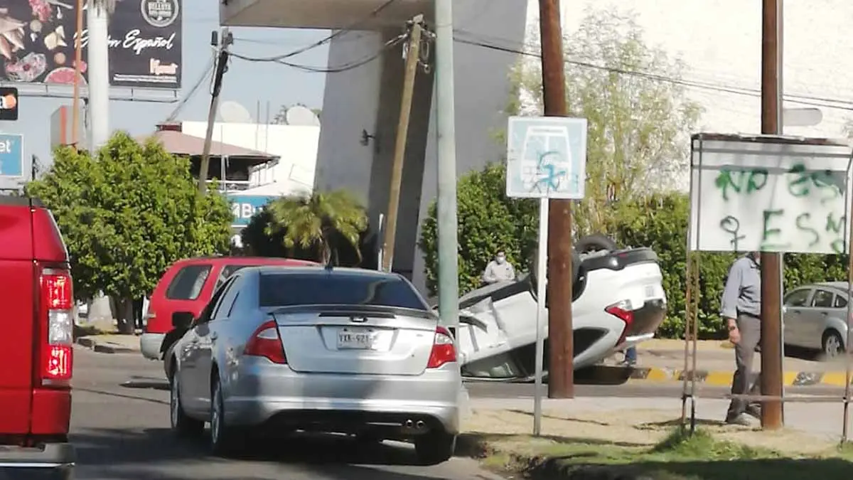 Choque y volcadura en transitado crucero de Ciudad Obregón