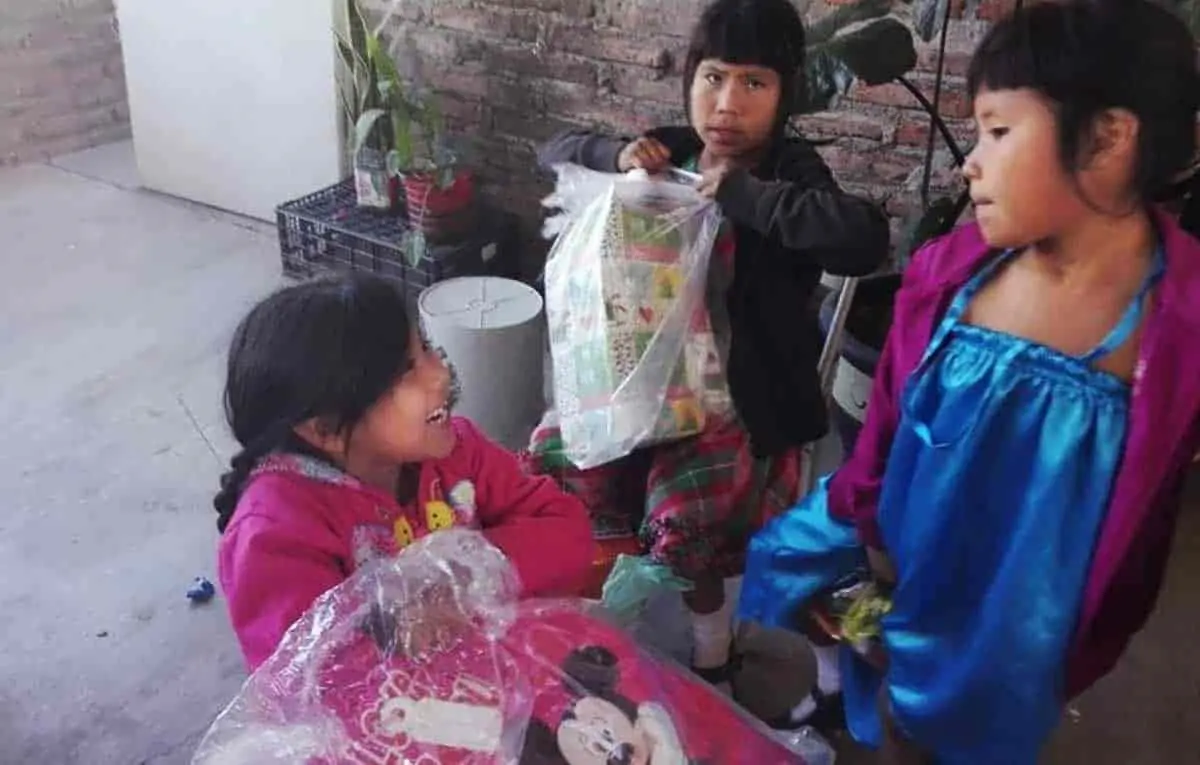 Buscan padrinos para navidad
