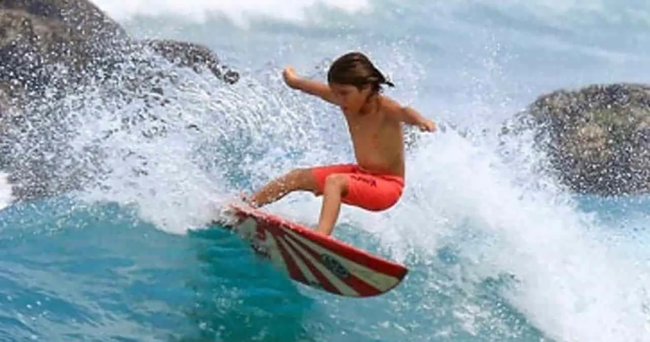 El es el surfista más joven de México