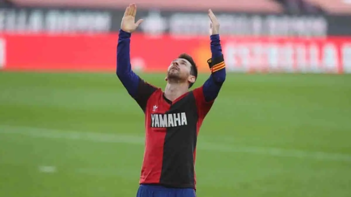 Messi dedica gol a Maradona