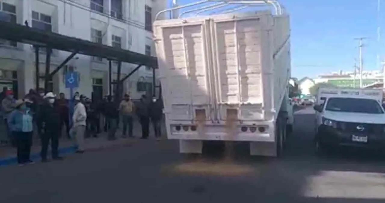 Se manifiestan productores por fuera de Sader en Obregón