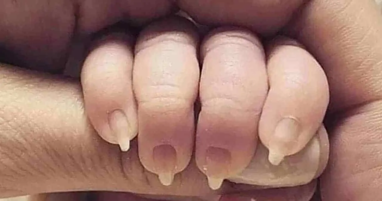 Le hace manicure a su bebé de dos meses
