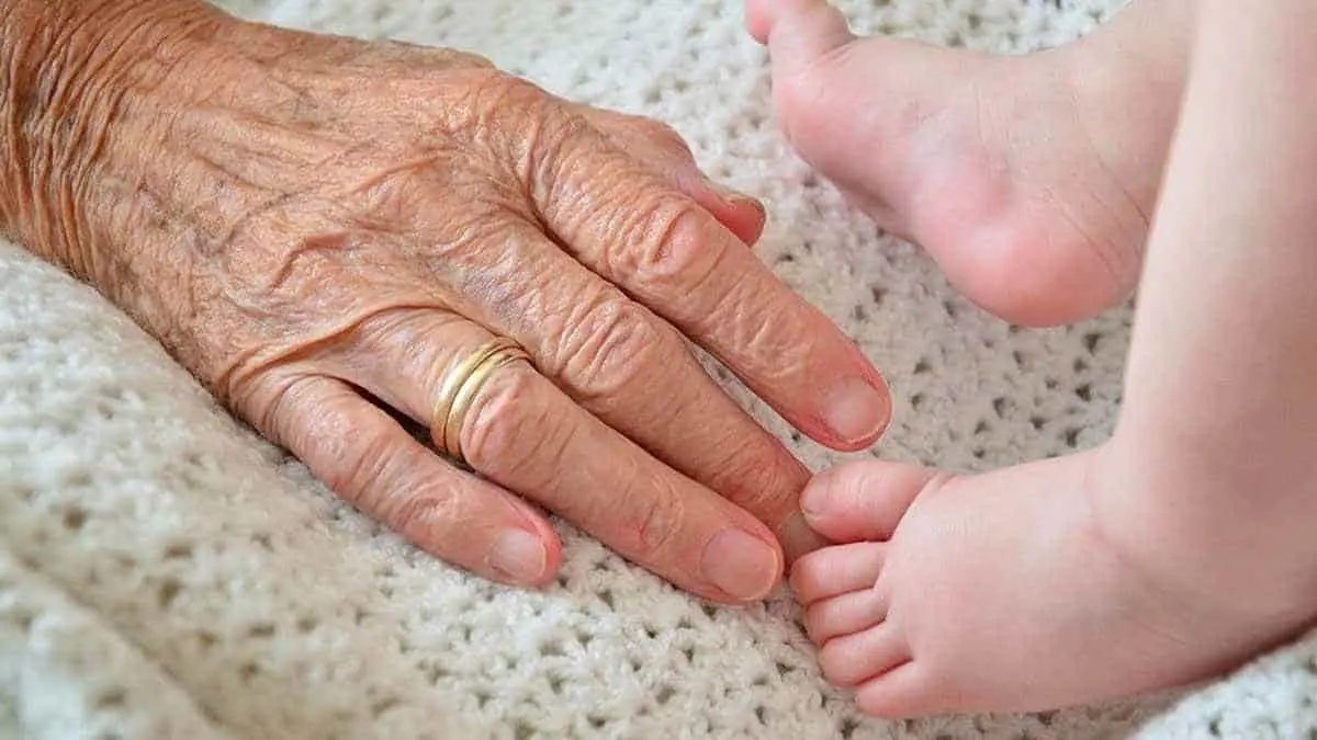 Le cobra a su hija por cuidar al nieto; no soy guardería