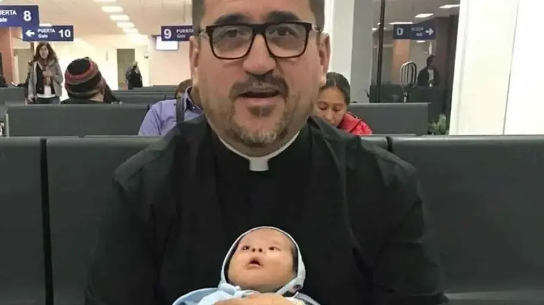 Sacerdote adopta a bebé con Síndrome de Down que fue abandonado Sacerdote adopta a bebé con Síndrome de Down que fue abandonado