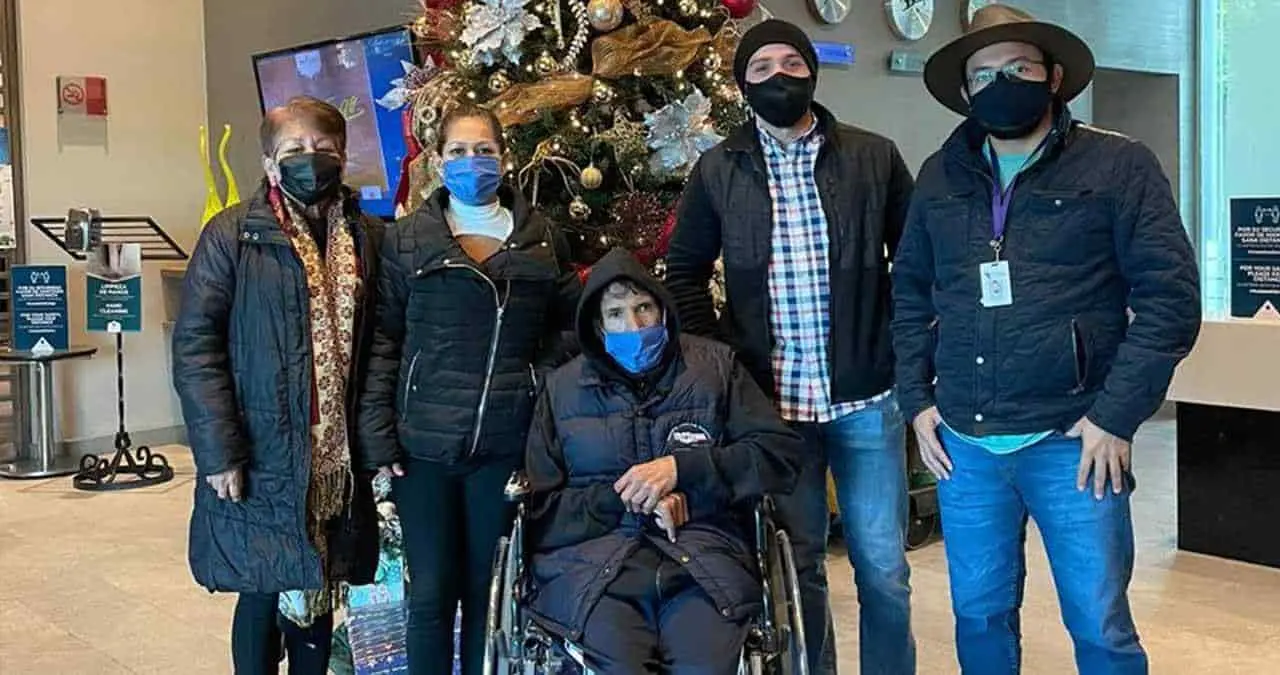 Se reencuentra con su familia