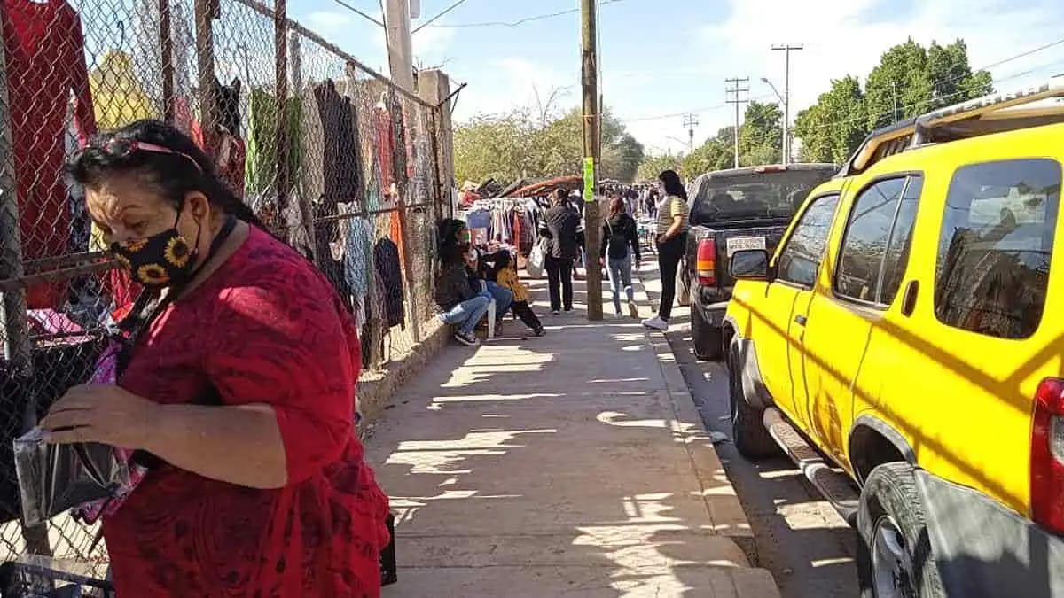 Ciudadanos burlan medidas de seguridad en los tianguis