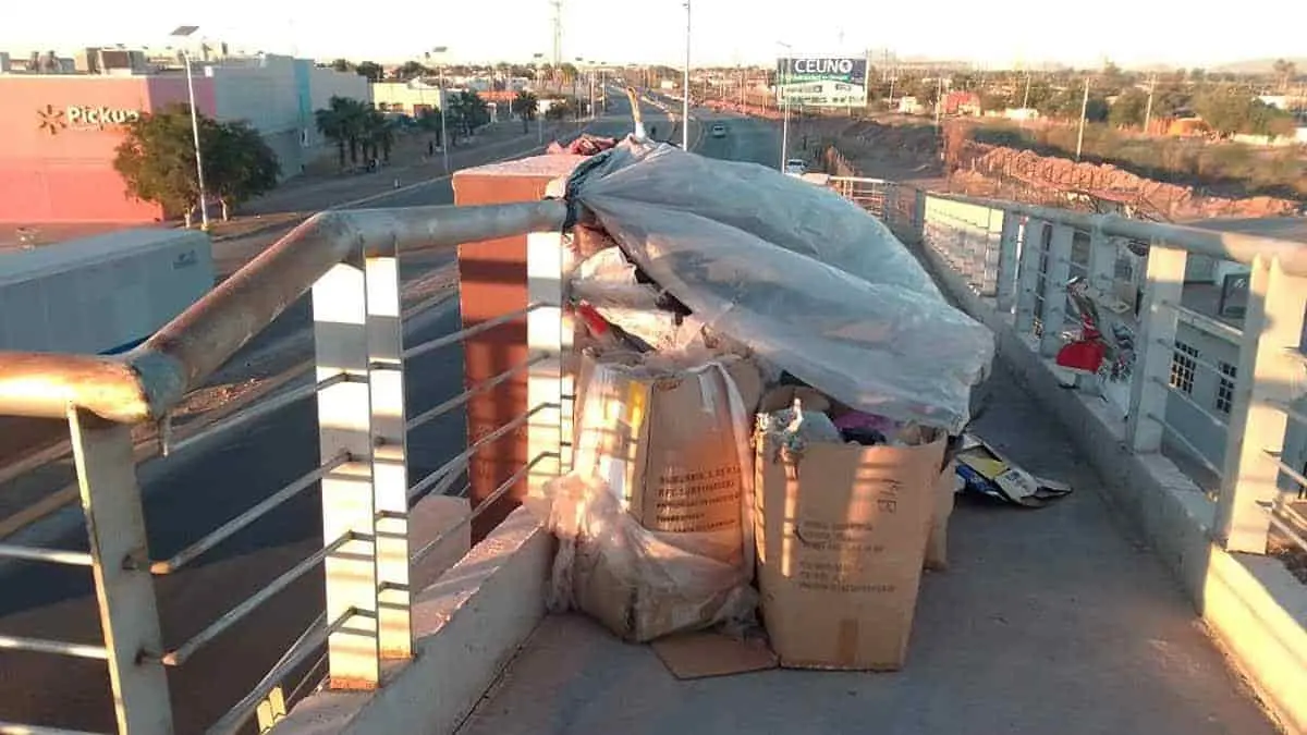Agarran de casa puente peatonal