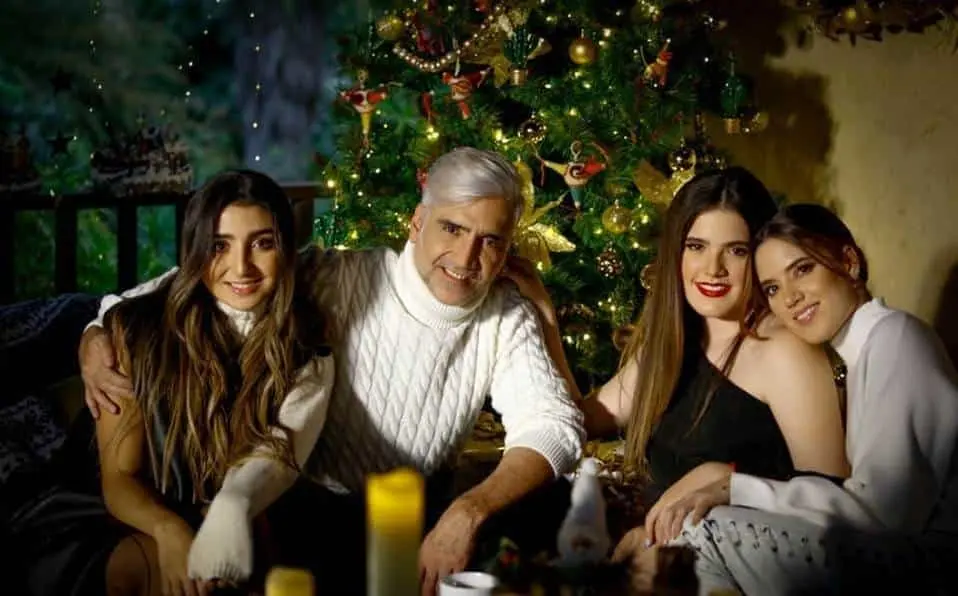 Famosos cantan villancicos con sus hijas