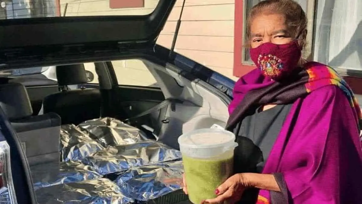 Abuelita regala tamales a médicos que la atendieron del Covid