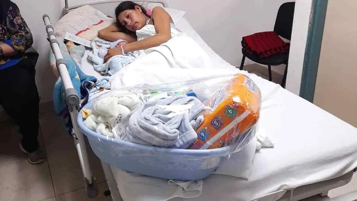 Entregan canastilla a recién nacida