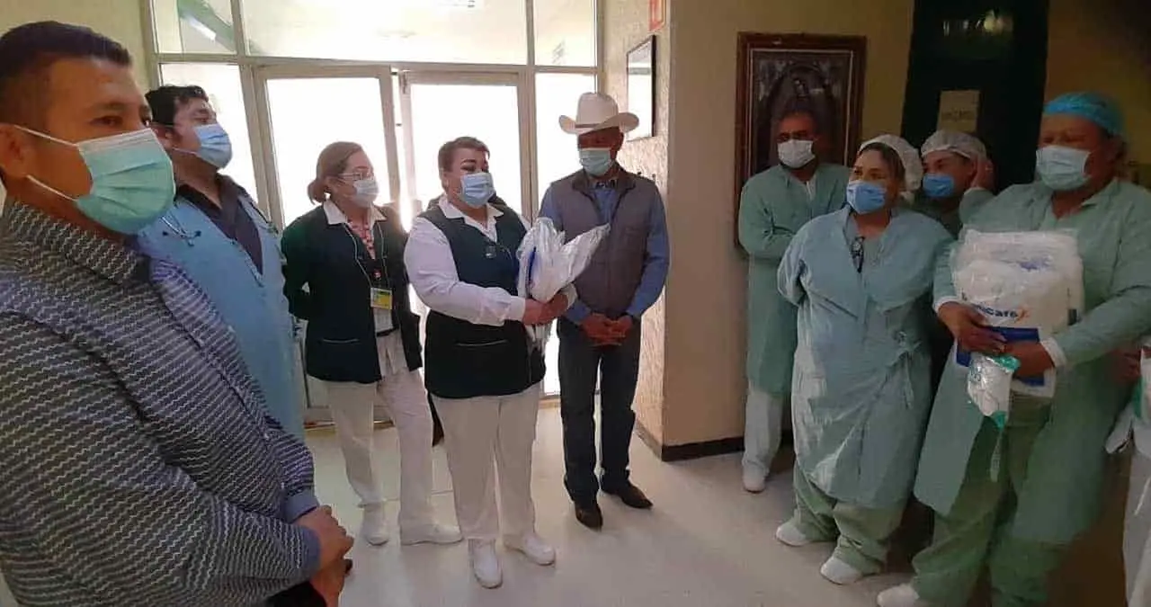 Personal del IMSS recibe material para área covid