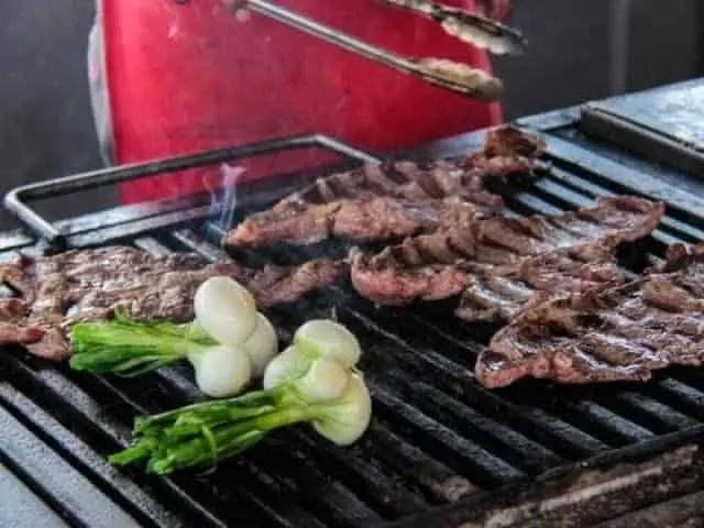 Cena navideña se convierte en tragedia, se ahoga con trozo de carne asada