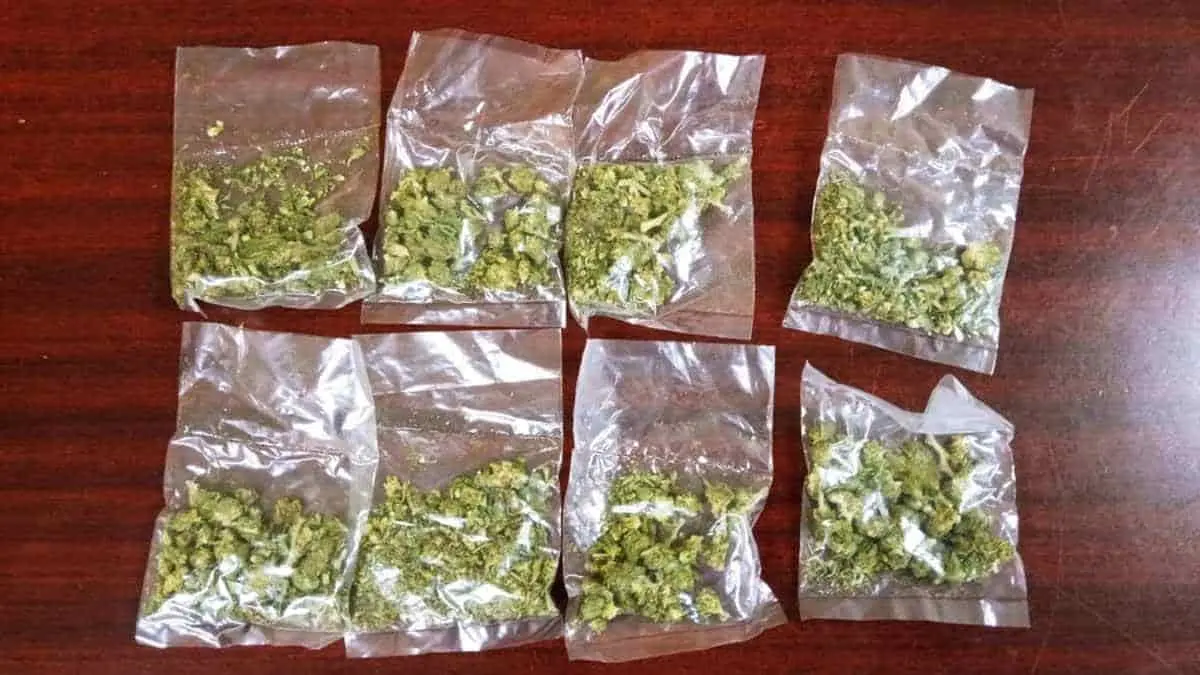 Detienen a menor con droga