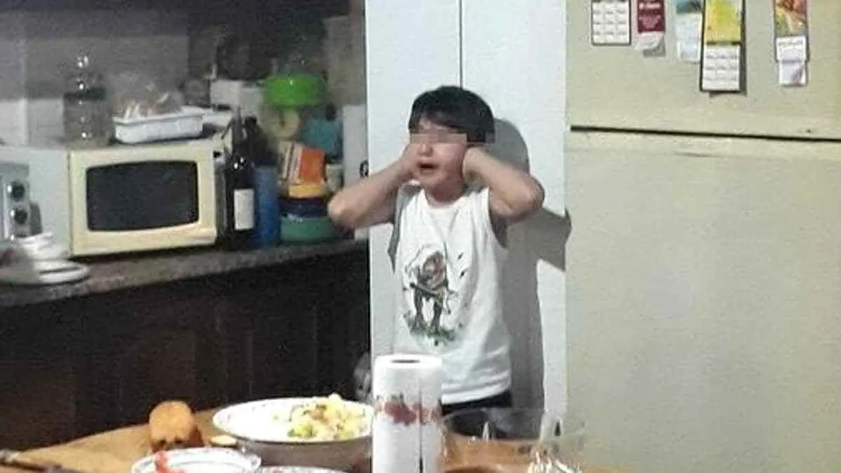 Padre muestra el impacto de la pirotecnia en su hijo autista