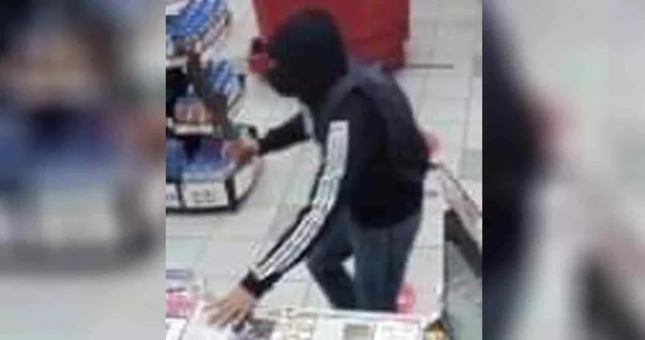 Asaltan tienda con machete