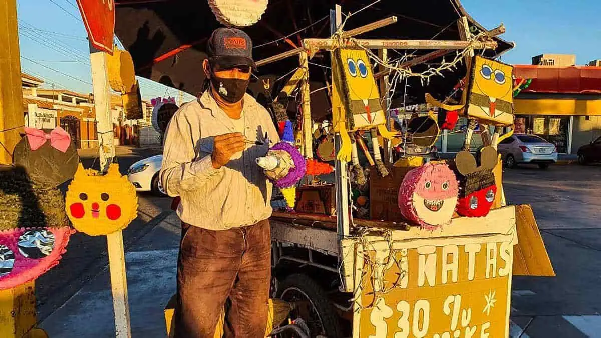 Sale don José Miguel adelante vendiendo piñatas