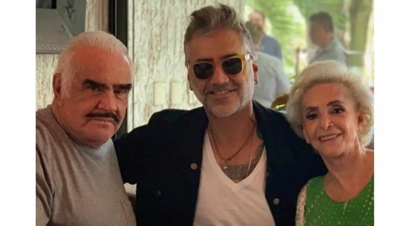 Vicente Fernández y dos de sus hijosya fueron vacunados contra Covid-19