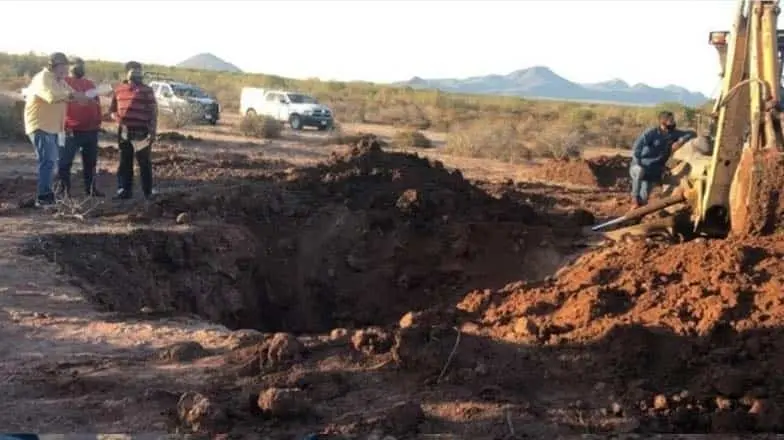 Encuentran a un automóvil en una fosa clandestina