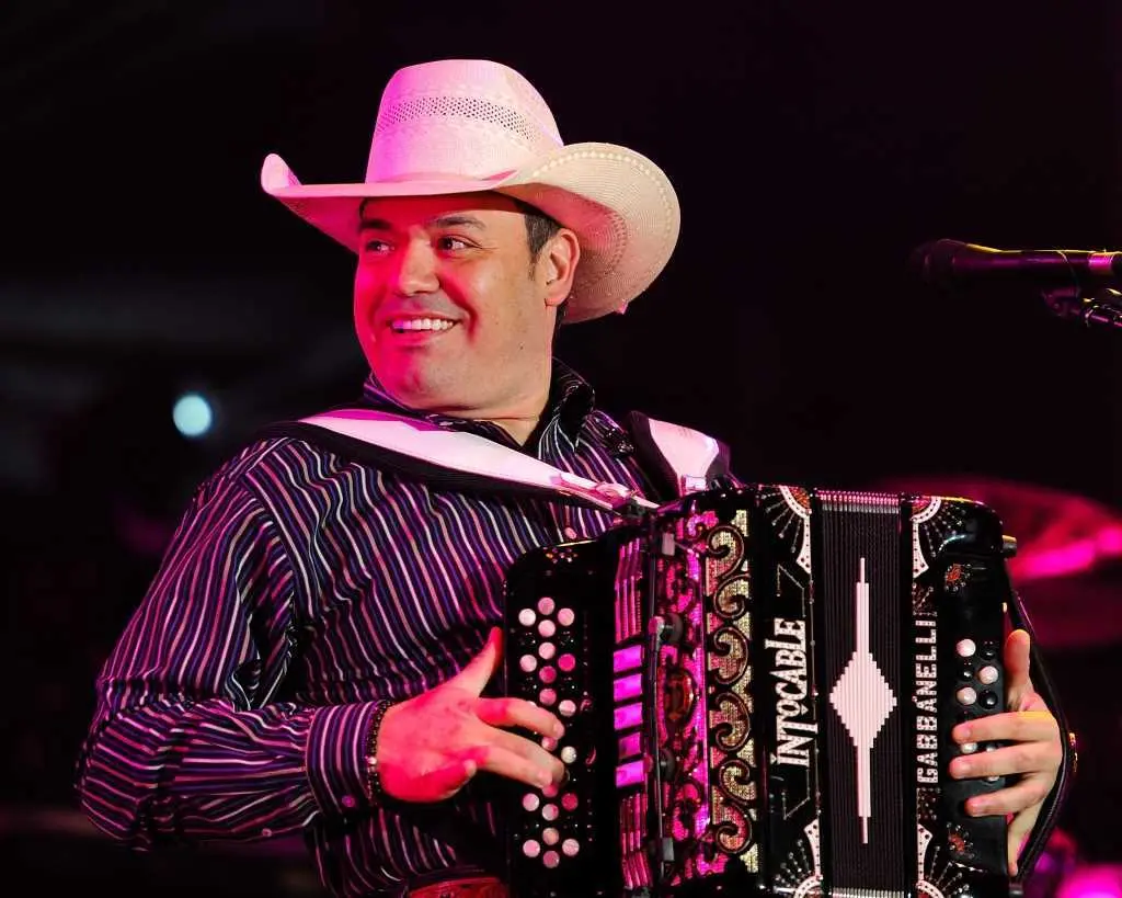 Vocalista de Intocable regresa por su segunda dosis contra el covid