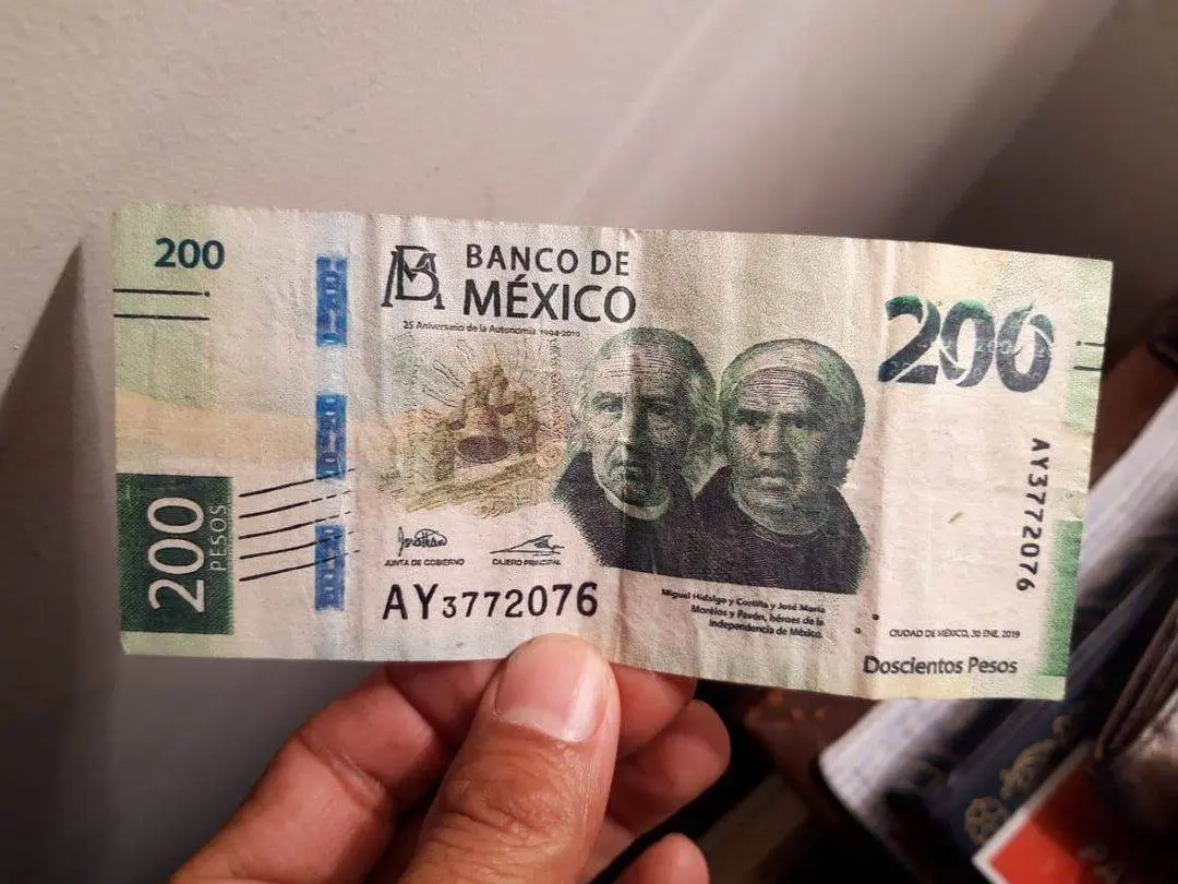 Paga con billete de 200 falso y lo detienen