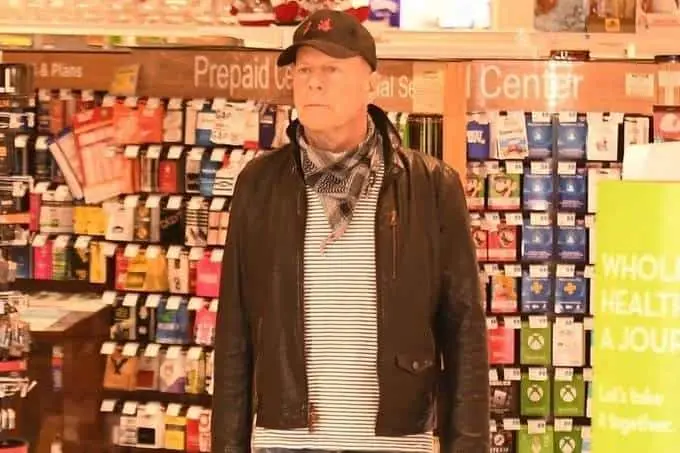 Niegan entrada a Bruce Willis en tienda por negarse a usar cubrebocas